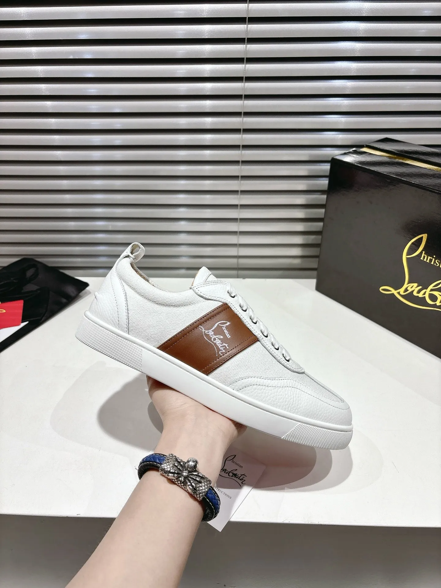 👟👟Ex-factory price 680👟👟 ╔Low top logo sports shoes╗ ·Top version customization·2025𝐬𝐬 𝑪𝒉𝒓𝒊𝒔𝒕𝒊𝒂𝒏 𝑳𝒐𝒖𝒃𝒐𝒖𝒕𝒊𝒏 Retero flat sneakers are smooth and crafted in white grained calfskin and canvas. It is decorated with a stylish side strap with the iconic Maison Christian Louboutin logo, contrasting with Cuoio brown leather for an effortlessly stylish look. This modern sneaker combines a retro '70s look with modern sophistication, featuring a flexible construction. ▪️No matter the last type, fabric, rhinestones, nails, lining, outsole, it is as close as possible to ZP... ▪️The original sole is specially provided by the original factory ▪️The lining is imported water-dyed cowhide ▪️Private customization time is about 3-7 days —————— Size: Women's 35M-41M Men's 38M-47M